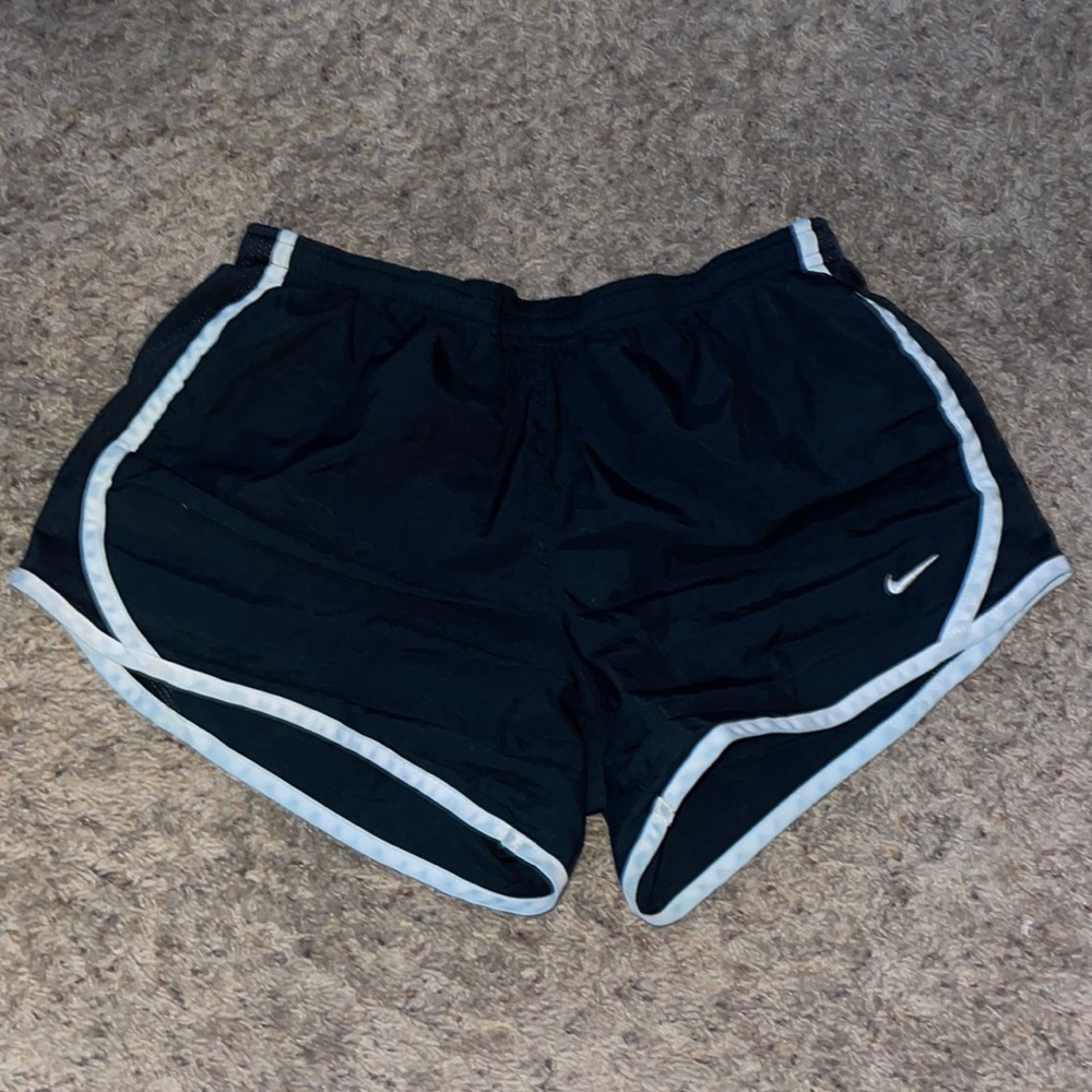 BLACK NIKE SHORTS